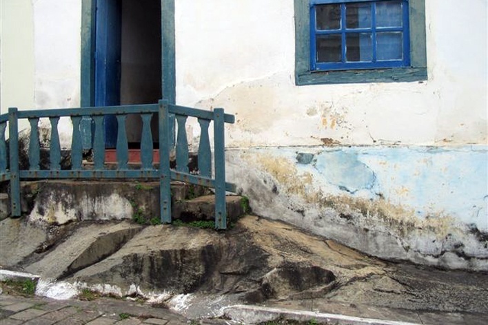 Bloco de pedra aflorante levando à entrada de casa no centro histórico, Goiás Velho<br />Foto Luís Magnani 