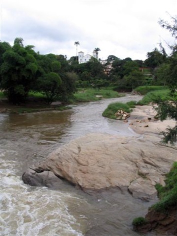 Rio das Almas e a Matriz do Rosário em Pirenópolis<br />Foto Luís Magnani 