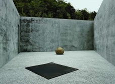 ee Ufan
Relatum—a signal, 2005
Steel and stone
Plate, 3 x 260 x 240 cm; stone, approximately 100 cm high
Naoshima Fukutake Art Museum Foundation, Japan
Permanent installation, Lee Ufan Museum, Benesse Art Site, Naoshima, Japan.<br />Photo: Tadasu Yamamoto, courtesy Lee Ufan Museum  [Solomon R. Guggenheim Foundation]