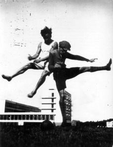 © T. Lux Feininger, Sport at the Bauhaus (The jump over the Bauhaus), c.1927, Bauhaus-Archiv Berlin / © T.Lux Feininger