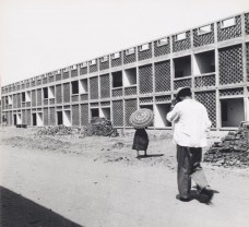 Maisons gouvernementales à deux étages, type 10-JB, secteur 22, Chandigarh, 1956. La façade principale est structurée par de grandes vérandas et un briquetage en forme de treillis/ Double-storey Government Houses, Type 10-JB, Sector 22, Chandigarh, 1956. <br />Photo Pierre Jeanneret  [Collection CCA]