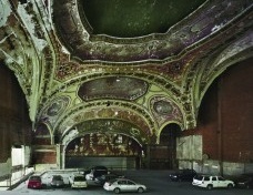 Detroit: ponto morto. Estacionamento no Michigan Theater<br />Foto Andrew Moore  [divulgação]