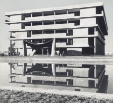 Bâtiment administratif, campus de l’Université du Panjab, secteur 14, Chandigarh, vers 1958-1960. Façade principale. Le toit doublement incurvé du portique mène au hall d’entrée./ Administration Building, Punjab University Campus, Sector 14, Chandigarh<br />Photo Pierre Jeanneret  [Collection CCA]