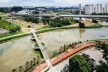 Bayer – Passarela sobre o Canal Guarapiranga, São Paulo, 2013. Arquitetos Roberto Loeb e Luis Capote<br />Foto Pedro Kok 