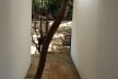 Biblioteca Infantil de Oaxaca, patio posterior (lavabos) y elementos metálicos que hacen las veces de columnas estructurales, lámparas de luz indirecta y recolectores de agua de lluvia, arquitecto Juan José Santibáñez García<br />Foto Humberto González Ortiz 