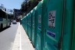 Fileiras de banheiros químicos nos arredores do circuito Osmar<br />Foto Volha Yermalayeva Franco 