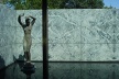 Fig. 7. Mies van der Rohe, Pavilhão Alemão. A escultura de Kolbe vista desde o interior do pavilhão<br />Foto do autor 