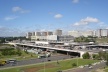 A Plataforma, o CONIC, os edifícios do Setor Comercial Sul e do Setor Hoteleiro Sul. Note-se que a linha do horizonte permeia o campo visual à esquerda<br />Foto Eduardo Pierrotti Rossetti, 2010 