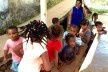 Crianças na escola municipal e professora<br />Foto Fabio Lima 