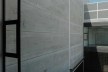 L’Auditori en Massanass. Cerramiento exterior pesado construido en placas de hormigón prefabricado de 6.8m de longitud y 1.2m de alto. Carlos Gómez y Eva Álvarez, Gómez+Álvarez arquitectes, Valencia, España, 2009-2011.
