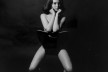 Christine Keeler sentada em cadeira Ant Chair, de Arne Jacobsen, 1963<br />Foto Lewis Morely  [Victoria and Albert Museu]