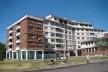 Ciudad Evita, edifício multifamiliar e centro comunitário; é o maior do bairro e único que não se repete<br />foto André de Oliveira Torres Carrasco 