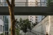 Centro Universitário Maria Antônia, passarela e rampas interligando espaço público inferior e superior, São Paulo SP. Arquitetos Cristiane Muniz, Fábio Valentim, Fernanda Barbara e Fernando Viégas / Una Arquitetos<br />Foto Nelson Kon 