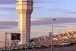 Fachada e torre de controle<br />Foto Eric Taylor / MWAA 