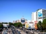 Aspecto da Avenida Brasil em Maringá, atualmente, mostrando os fluxos de pessoas e veículos, caracterizados sobretudo, por ser uma via de acesso e comercial<br />Foto Ricardo Luiz Töws, 2006 