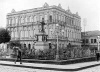 O edifício do Jockey Club Campineiro em 1930. Nesse ângulo ele serve de fundo para a estátua e o monumento de Carlos Gomes. Fica antecedido pela Praça Antonio Pompeo. Fonte: Documento fotográfico Campinas de ontem. 1774-1974. II Centenário de Fundação [Documento fotográfico Campinas de ontem. 1774-1974. II Centenário de Fundação]