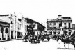No primeiro plano o Largo Antonio Pompeo com as carroças estacionadas. A estátua de Carlos Gomes tem como pano de fundo o Palacete Ambrust, construção atribuída ao arquiteto Ramos de Azevedo. A esquerda da foto mostra o Cassino Carlos Gomes (já demolido) [GOBBO, Carlos. 40 anos de Sindilojas 1 século de Campinas. Campinas, Lince, 2003]