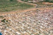 Invasão da Estrutural. Ao fundo, à esquerda, edifícios de Águas Claras. Distrito Federal<br />Foto Augusto Areal  [Infobrasilia]
