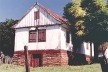 Casa enxaimel da primeira geração dos imigrantes alemães no Rio Grande do Sul, no atual Município de Ivoti. Encontra-se preservada pelos descendentes. Nos anos recentes, há uma onda de valorização do enxaimel, especialmente para campanhas de marketing tur [Acervo fotográfico do "Levantamento da Paisagem Cultural do Vale do Arroio da Feitoria"]