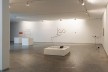 Waltércio Caldas. Vista geral da exposição. Peças de um cenário que resignificam o espaço da galeria.  [acervo Galeria Paulo Darzé]
