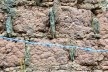 Seixos na composição dos tijolos de adobe e cacos de telha ou pedra entre os adobes, no muro de adobe retelhado e sem reboco, em Diamantina MG, 2014<br />Foto Elio Moroni Filho 