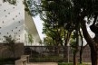 Centro de capacitação dos profissionais da educação Dra. Zilda Arns,Vista do pátio a partir da rua. Carolina Penna Arquitetura e Urbanismo, 2008 – 2011. São Caetano do Sul, SP - Brasil<br />foto Nelson Kon 