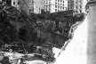 Demolição de construção para abertura da Avenida 23 de Maio, vendo-se ao fundo o Palácio Mauá, onde ficava a antiga sede da FIESP [BONDUKI, Nabil. Origens da habitação social no Brasil, p. 272]