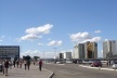 Passeio entre o CONIC e o Conjunto Nacional. Repare na presença constante da linha do horizonte e em sua relação com a horizontalidade da marquise do pavilhão superior da Plataforma<br />Foto Eduardo Pierrotti Rossetti, 2009  [Acervo pessoal]