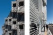 Alojamento Estudantil, grelha de alumínio com tamanho variado gera alternâncias e transparência entre interior e exterior, Josai International University, Togane, Japão, 2014-2016, Studio Sumo<br />Foto Kawasumi Kobayashi  [Studio Sumo]