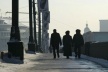 Moscovitas passeiam por ponte sobre o Rio Moscou