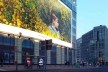 Outdoor (primeiro plano) na esquina da Ebertstraße com a Potsdamer Straße. Ao fundo (direita), edifício comercial e residencial contornando a Leipziger Platz. Projeto de Christoph Langhof<br />Foto Marcos Sardá Vieira, ago. 2016 