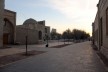 Vista do alinhamento sul da Praça Lyabi-Hauz, em Bukhara. O uso dos materiais enfatiza discretamente os acessos às edificações. Cria ainda uma dupla faixa de mobiliário urbano - ao longo das fachadas e do corredor de circulação<br />Foto José Júlio Rodrigues Vieira 