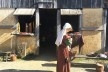 Em frente a uma das casas, uma amante da tecelagem e produção de acessórios desenvolve atividade experimental<br />Foto Ana Carolina Brugnera / Lucas Bernalli Fernandes Rocha 