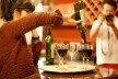 Produção preparando taças de vinho para plateia, Move Cine Arte – Festival Internacional de Monte Verde<br />Foto Thalles Garbin 