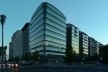 Vista ao entardecer do edifício comercial e residencial localizado próximo ao Tiergarten. Projeto do escritório Petzinka Pink. Localizado na área chamada Lenné-Dreieck, que foi ponto importante da fronteira entre Berlim Ocidental e Oriental<br />Foto Marcos Sardá Vieira, ago. 2016 