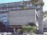 Faculdade de Engenharia: em primeiro plano a entrada sob o volume da sala de conferências; logo atrás os dois corpos centrais elevados – o mais baixo, à direita, liga-se a Sala de Máquinas<br />Foto Ricardo Rocha 