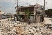 Porto Príncipe, Haiti, 2010. A população tenta retomar a vida com os escombros compondo a paisagem da cidade<br />Foto Alyson Montrezol 