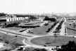 Faculdade de História e Geografia de Eduardo Corona e, ao fundo, de Vilanova Artigas a FAU USP<br />Arquivo COESF – Coordenadoria do Espaço Físico da USP  [Website arquivo.arq.br]