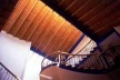 Casa habitación en Tepoztlán, Morelos. Cubierta de solera de barro rojo recocido (26x52x2 cm) y vigas de madera. Arq. A. R. Ponce