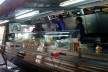 Comendo na rua, Montevidéu, Uruguai<br />Foto Michel Gorski 