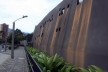 Museo Casa de la Mamória, vista lateral do museu e suas aberturas, Medellín, Colômbia. Arquiteto Juan David Botero<br />Foto Bruno Carvalho, ago. 2017 