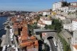 Porto, Ribeira e do Barredo, vistos do Ascensor da Ribeira, onde se concentram usos turísticos atraídos pelo rio Douro, com seus usos portuários; no denso tecido urbano do Barredo concentram-se moradias<br />Foto Andréa da Rosa Sampaio, 2016 
