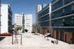 Conjunto habitacional Calhariz de Benfica. Travessa do Sargento Abílio, 91 unidades habitacionais. Prêmio INH 2002. Promoção: Câmara Municipal de Lisboa. Arquiteto coordenador: Paulo Tormenta Pinto