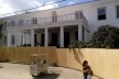 A Reitoria da Universidade Federal da Bahia, no bairro Canela, protegida pelos tapumes nos limites do circuito Osmar<br />Foto Volha Yermalayeva Franco 