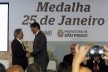 Paulo Mendes da Rocha recebe cumprimento de Fernando Haddad, prefeito de São Paulo<br />Foto César Ogata / SECOM 