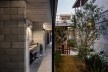 Casa Vila Matilde, corredor da cozinha e pátio interno, cena noturna. Terra e Tuma Arquitetos<br />Foto Pedro Kok 