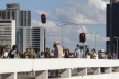 Multidão no passeio entre o Conjunto Nacional e o CONIC. O parapeito projetado prevê a instalação de iluminação, o que além de suprimir os postes, acentuaria o caráter feérico da Plataforma na paisagem noturna<br />Foto Eduardo Pierrotti Rossetti, 2009  [Acervo pessoal]