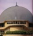 Park Synagogue, Cleveland, OH, EUA, 1953. Eric Mendelsohn. Vista do exterior.  [GRUBER, 2003, p.86]