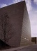 Nova Sinagoga de Dresden, Alemanha, 2001. Wandel, Hoefer, Lorch e Hirsch. Detalhe do volume retorcido, que “corrige” a orientação do edifício, que deve voltar-se à Jerusalém (leste). [RICHARDSON, 2004, p.176]