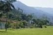 Bertioga, residências da Vila de Itatinga à esquerda e capela ao fundo<br />Foto Denise Fernandes Geribello, mar. 2003 